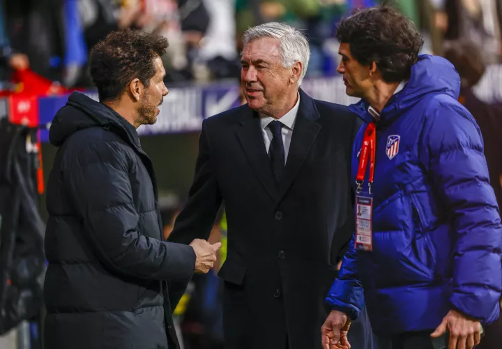 El entrenador argentino del Atlético de Madrid, Diego 'El Cholo' Simeone (i), saluda al entrenador italiano del Real Madrid, Carlo Ancelotti (c). EFE
