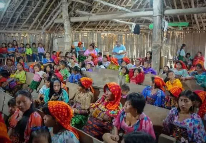 La ministra de Gobierno, Dinoska Montalvo, sostuvo un encuentro con habitantes y autoridades indígenas.