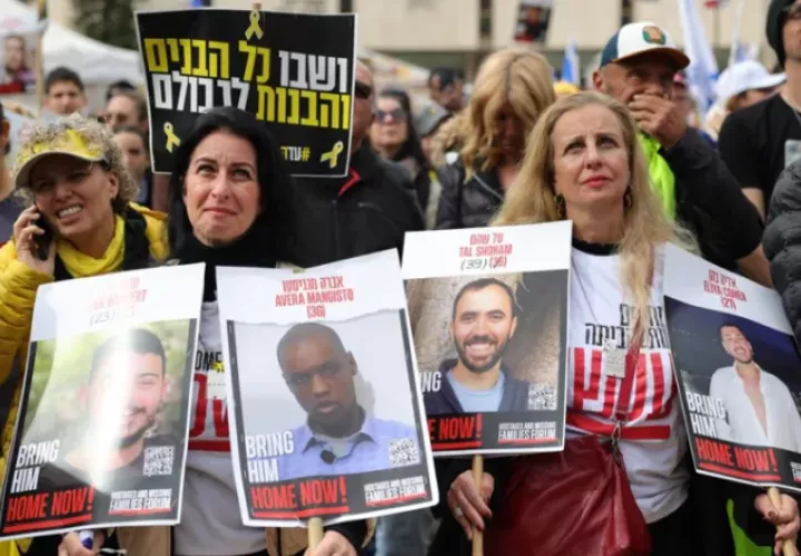Israelíes congregados en Tel Aviv para recibir a los seis rehenes de Hamás que salen en libertad este sábado. Foto: EFE