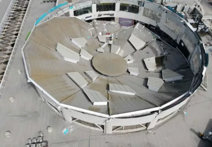 Fotografía aérea del techo colapsado del comercial Real Plaza este sábado, en Trujillo (Perú). Foto: EFE