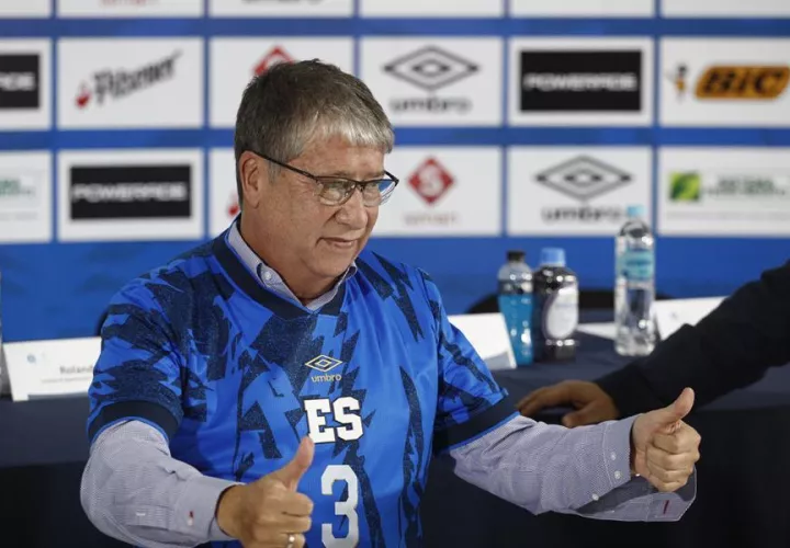 El entrenador colombiano Hernán Darío 'Bolillo' Gómez en su presentación como técnico de la selección de El Salvador, en San Salvador. EFE