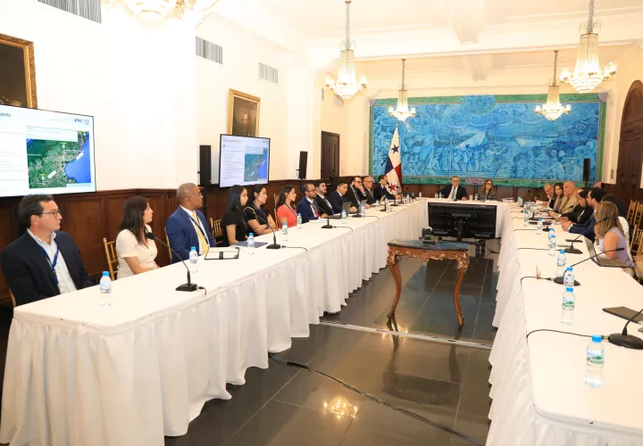 Reunión para afinar detalles del proyecto carretero.