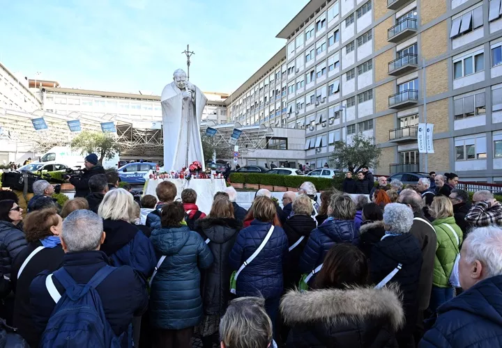 papa francisco, salud, tratamiento, tranquilo, exámenes, oraciones