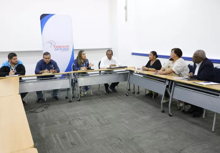 Reunión entre funcionarios de la Defensoría del Pueblo y representantes de la organización.