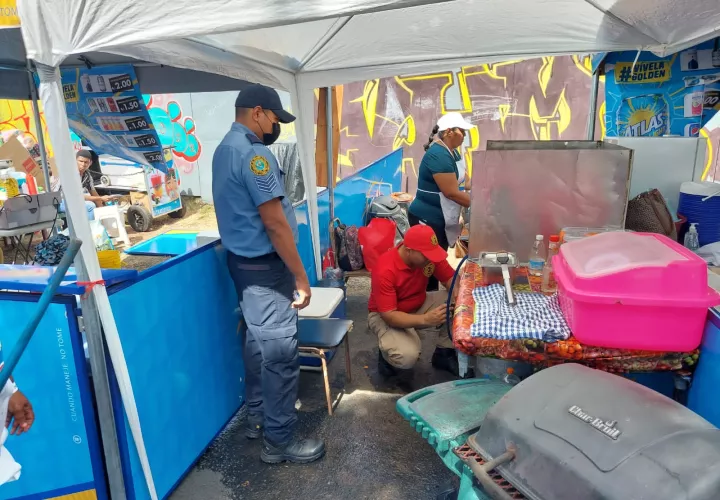 Inspección de los bomberos a los puestos de venta de alimentos.