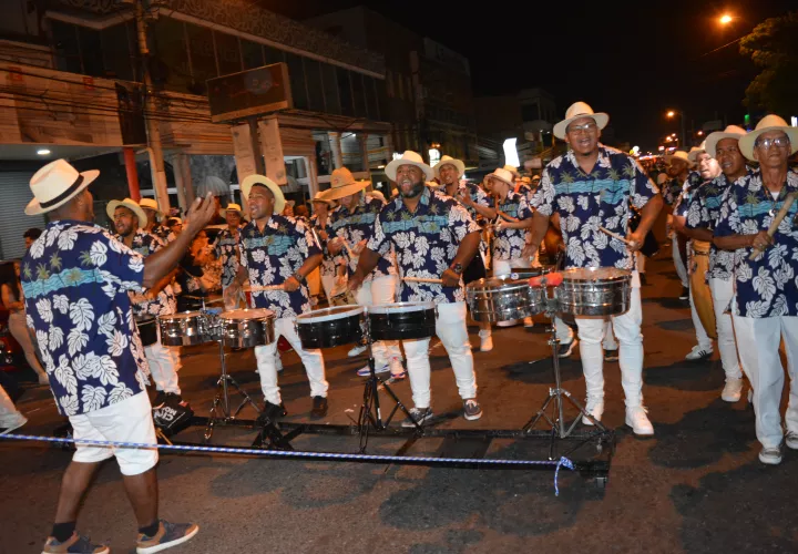 Los Rumberos, una de las comparsas presentes en el carnaval de la Calle Rosario.