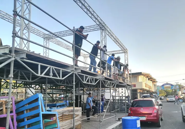 Montaje de estructuras para la presentación artísticas en los diversos puntos del interior.