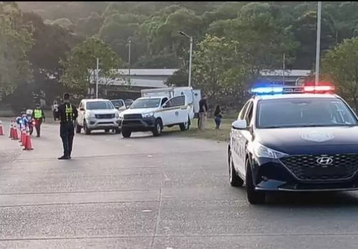 Levantamiento del cuerpo en la escena del accidente de tránsito.