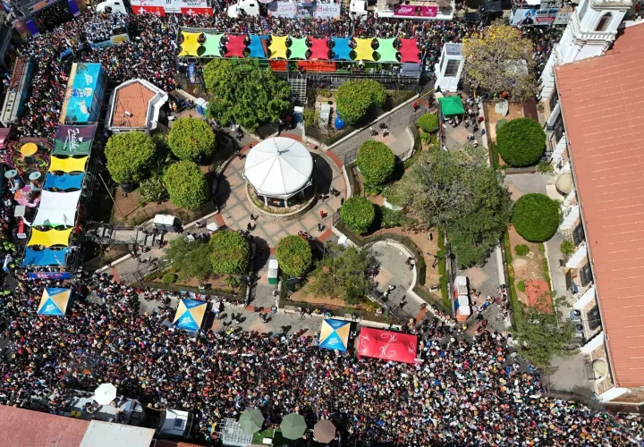 Parque Centenario en Chitré repleto de gente en el primer día de los culecos.