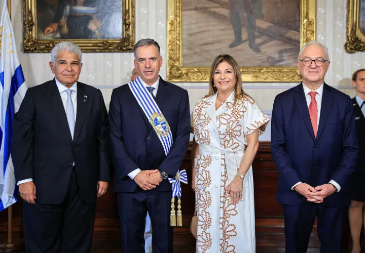 El mandatario Mulino junto a su esposa ofrecen el saludo protocolar al nuevo mandatario uruguayo.