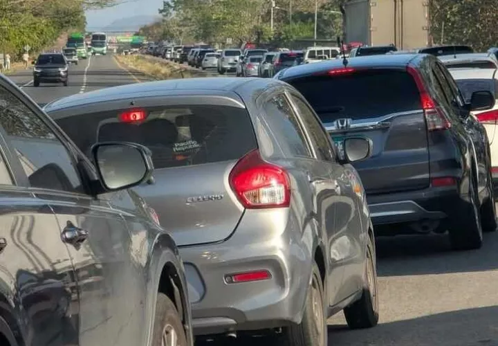 Con rumbo al interior para participar en el carnaval. Tráfico denso a la altura de Penonomé, Coclé.