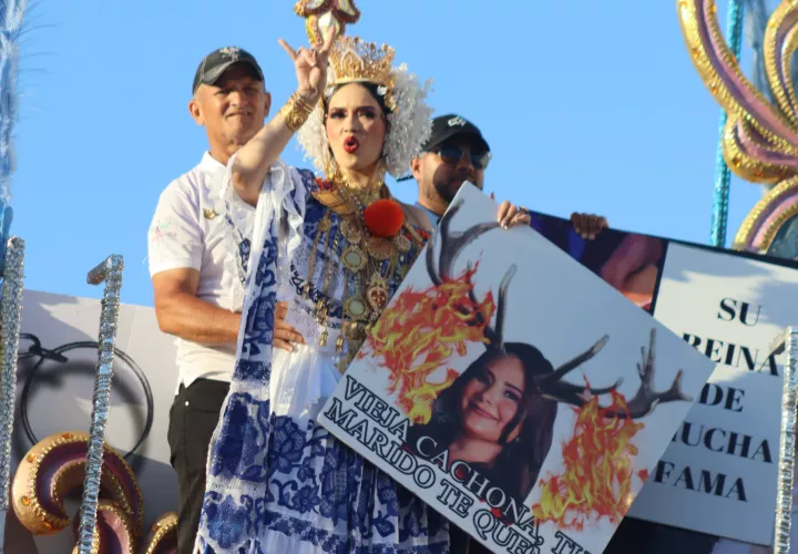 Su majestad Almedra Sofía es apoyada por su tuna de Calle Arriba.