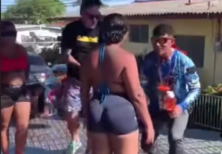 Momento en que el joven le pide matrimonio a su novia. Foto: Redes sociales