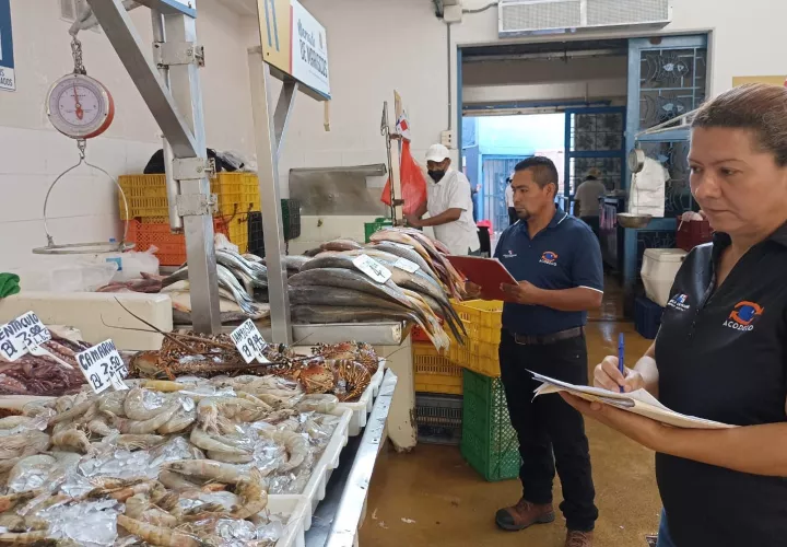 Operativo de Acodeco en el Mercado de Mariscos.