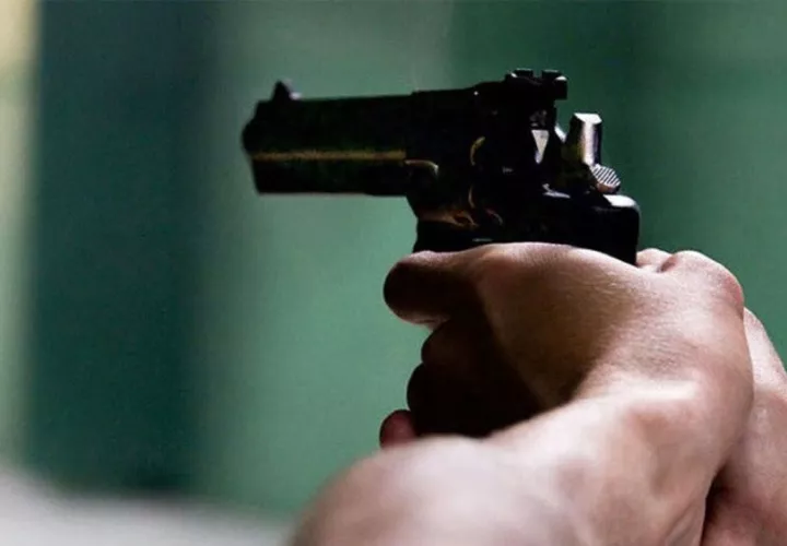 Un jovencito acribillado por sus enemigos.