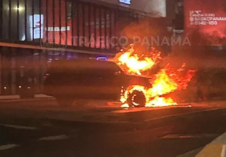 Escena del incendio del auto en la Calle 50.