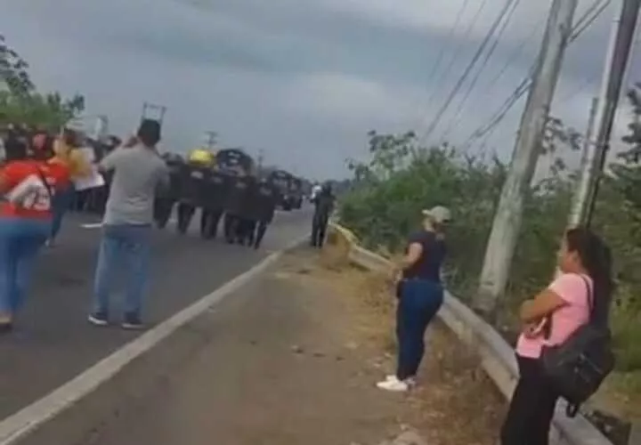 Llegan los antimotines para reabrir la vía.