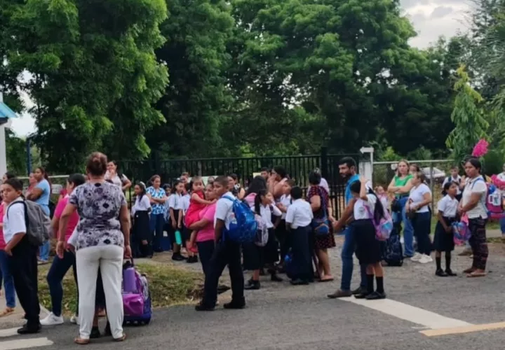 Los padres realizaron una protesta para que la escuela de Tonosí sea reparada.