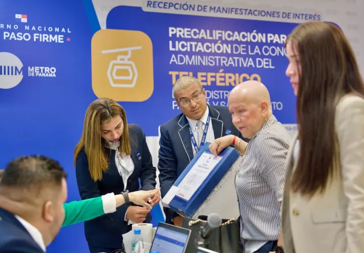 Presentación de propuestas por representantes de los consorcios.