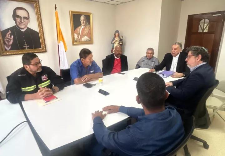 Dirigencia de Suntracs reunidos con monseñor Ulloa y otros representantes religiosos.