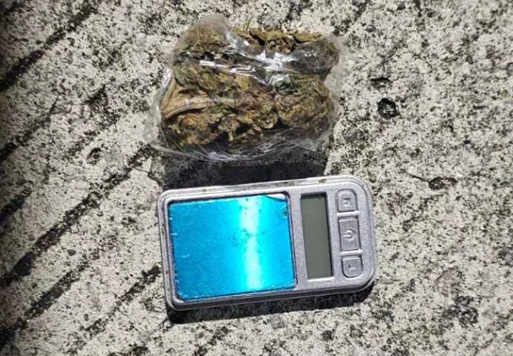 Droga y pesa digital.