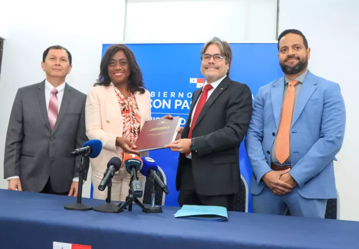 La ministra Molinar recibe de manos del director de Anati uno de los títulos de propiedad de la escuela.