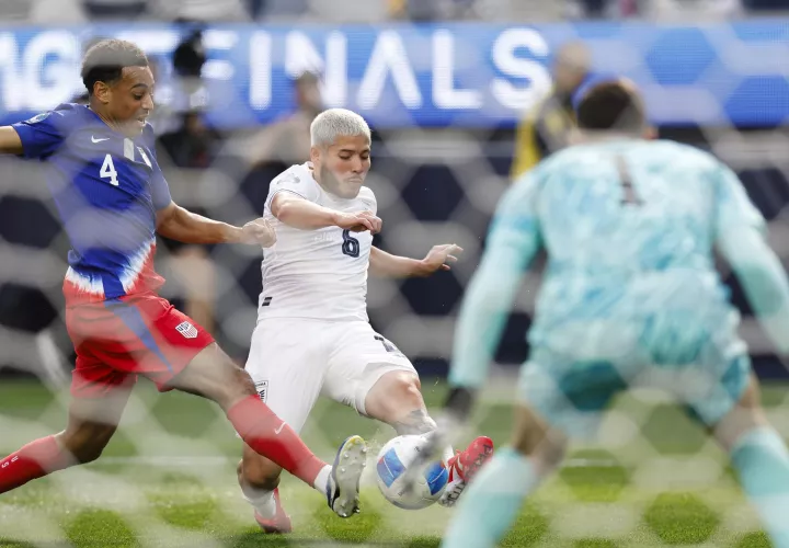 Cristian Martínez, de Panamá, intenta sacar un remate a portería. /Foto: EFE