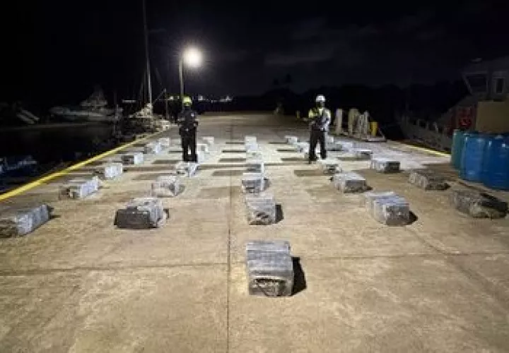 Los más de 1,000 paquetes de droga decomisados en Bahía Limón, Colón.