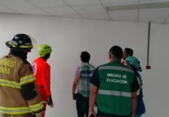 Funcionarios del Sinaproc y bomberos realizan inspección en hospital de David, Chiriquí.
