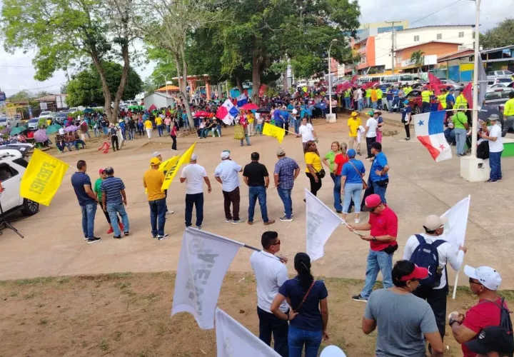 Concentración de los docentes en el parque Libertador en La Chorrera.