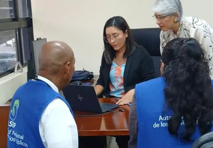 La directora de Asep junto con su equipo verifican en Naturgy.