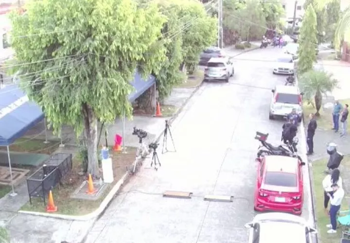 Movimiento policial en las afueras de la embajada de Nicaragua en Panamá.