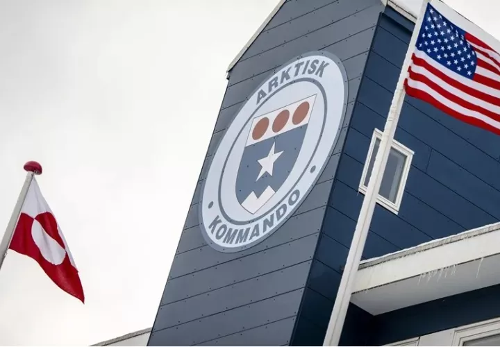 Vista de las banderas Groenlandia y Estados Unidos en una base en la capital groenlandesa. Foto: EFE