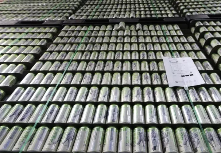 Lote de latas de aluminio vacías listas para en envase de cerveza. Foto: EFE