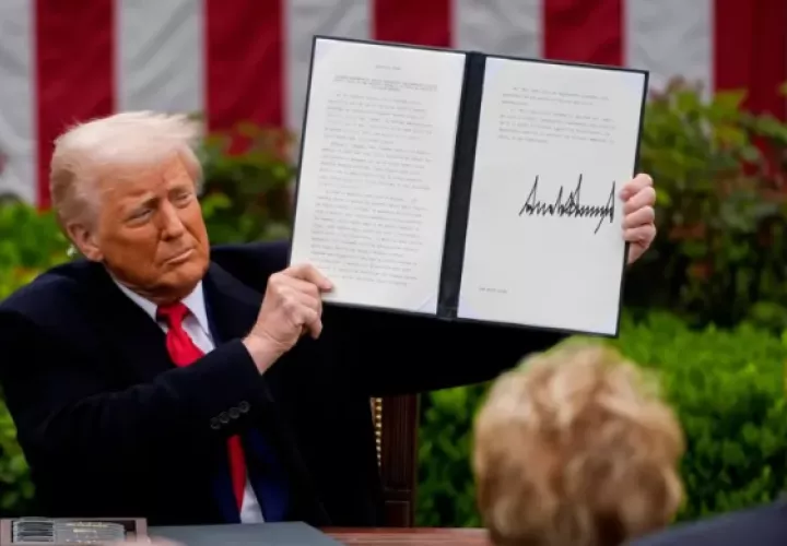 El presidente de EE.UU., Donald Trump, sostiene una orden ejecutiva firmada durante un anuncio de aranceles en el Jardín de las Rosas de la Casa Blanca. Foto: EFE
