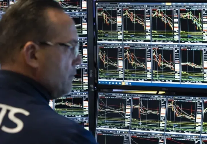 Las principales bolsas de América registran pérdidas en respuesta a los aranceles de Trump. Foto: EFE