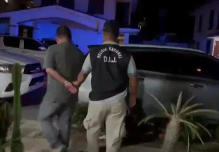 Momento de la detención del médico en su residencia ubicada en Arraiján.