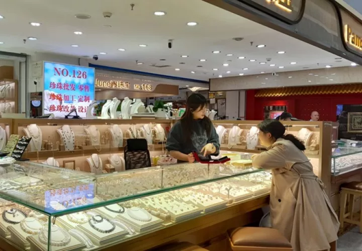 Una vendedora atiende a una clienta en un puesto de venta en el Mercado de las Perlas de Beijing.  Foto: Rocío Martins