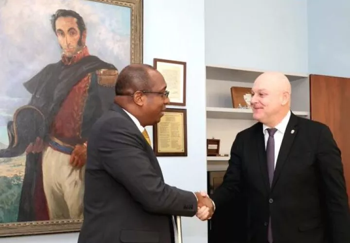 Caraballo y el vicecanciller Carlos Guevara Mann.