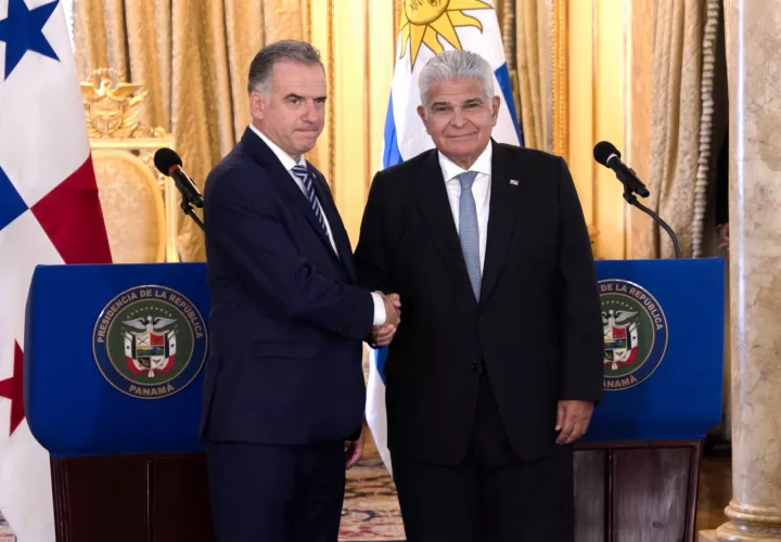 Estrechón de manos entre los mandatarios de Panamá y Uruguay.
