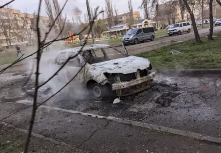 Un coche incendiado en el lugar del impacto de un cohete en Krivi Rig. Foto: EFE