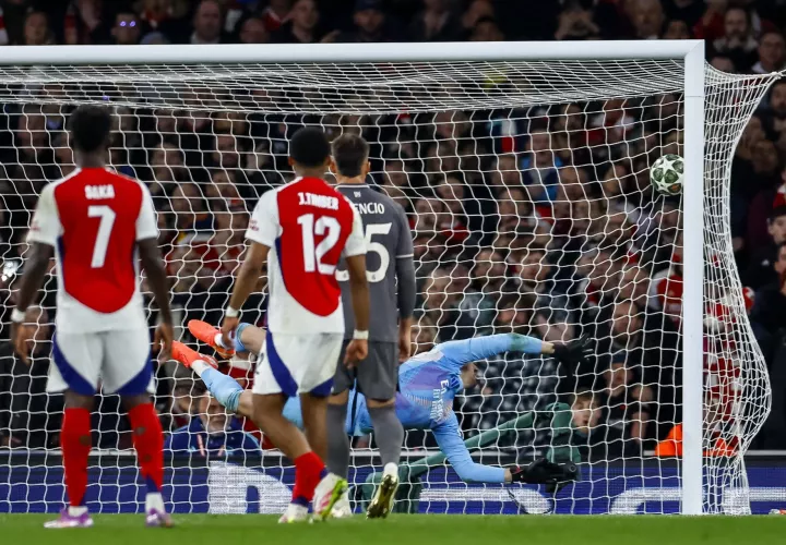 Thibaut Courtois encaja uno de los goles de falta directa durante el partido de ida. /Foto: EFE