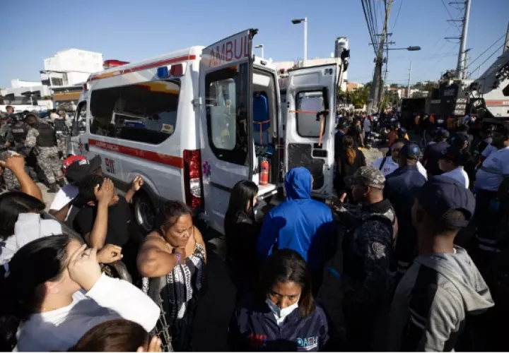 Una ambulancia espera para trasladar a los heridos de la discoteca Jet Set este martes, en Santo Domingo. Foto: EFE