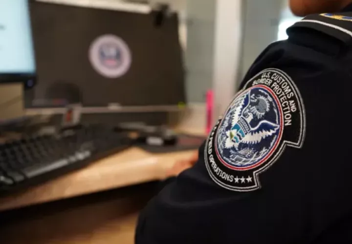  Revisión de las autoridades estadounidenses a migrantes que buscan ingresar al país. Foto: EFE