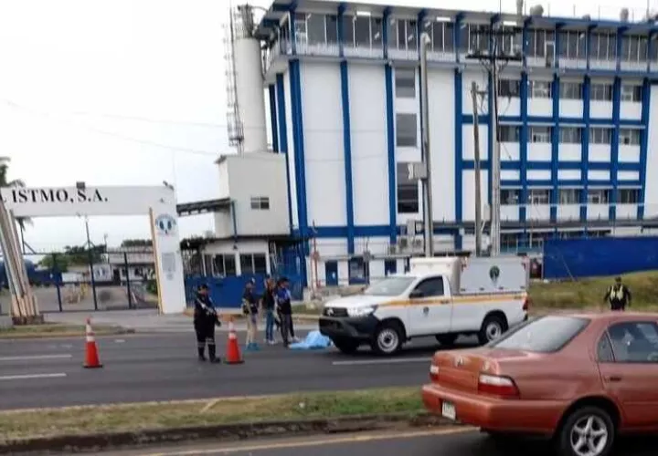 Levantamiento del cadáver.          (Foto: Tráfico Panamá)