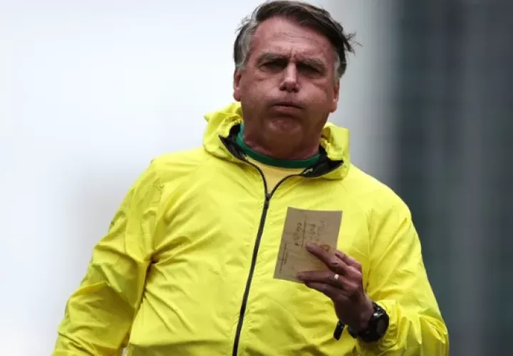 El expresidente de Brasil, Jair Bolsonaro, participa en una manifestación, el 6 de abril de 2025. Foto: EFE