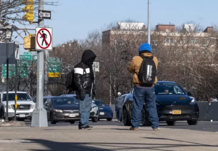  Inmigrantes esperan para conseguir un trabajo, en Queens Nueva York. Foto: EFE