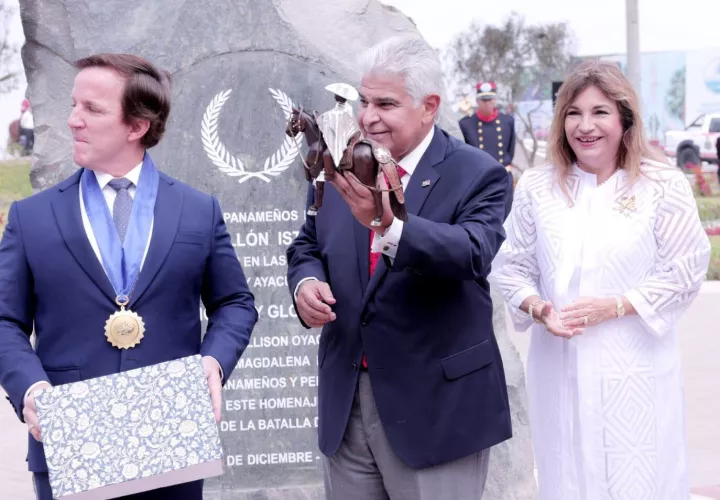 Mulino y su esposa fue recibido con los más altos honores.