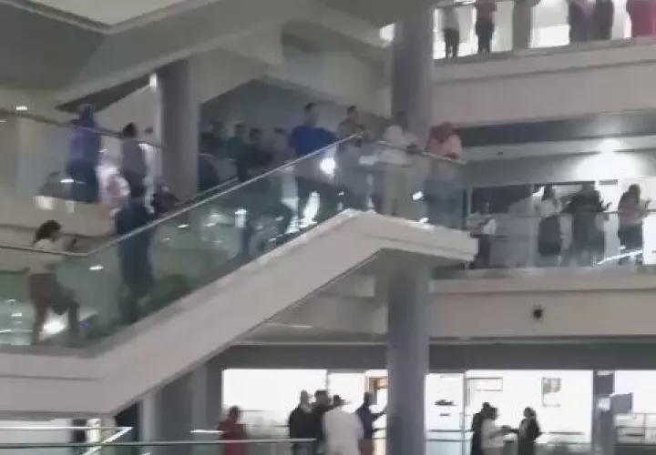 Funcionarios de la Asamblea Nacional gritan: "No somos botellas".