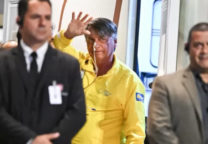 El expresidente de Brasil Jair Bolsonaro a su llegada al Hospital DF Star este sábado, en Brasilia. Foto: EFE